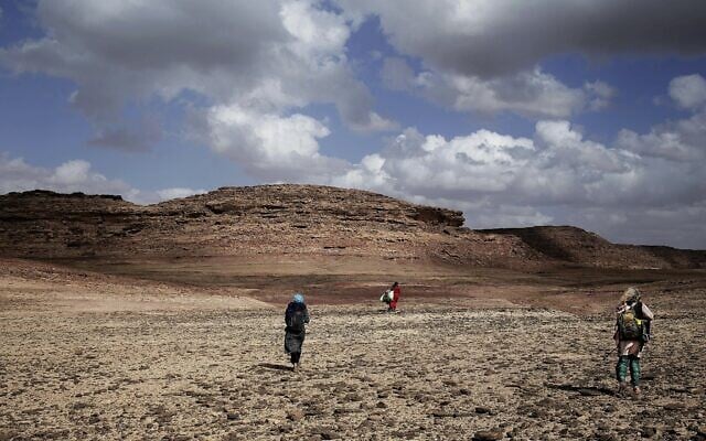 Photo d'illustration : des femmes lors d'un trek dans les montagnes, à proximité du Wadi Sahw, à Abu Zenima, dans le sud du Sinaï, en Égypte, le 30 mars 2019. (Crédit : AP Photo/Nariman El-Mofty) Photo d'illustration : des femmes lors d'un trek dans les montagnes, à proximité du Wadi Sahw, à Abu Zenima, dans le sud du Sinaï, en Égypte, le 30 mars 2019. (Crédit : AP Photo/Nariman El-Mofty)