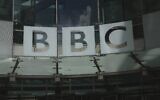 Le logo de la BBC, au siège de la chaîne britannique, à Londres, le 11 juillet 2023. (Crédit : Kin Cheung/AP)