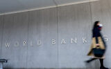 Le bâtiment de la Banque mondiale, à Washington, le 5 avril 2021. (Crédit : Andrew Harnik/AP)