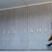 Le bâtiment de la Banque mondiale, à Washington, le 5 avril 2021. (Crédit : Andrew Harnik/AP)