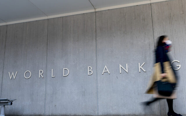 Le bâtiment de la Banque mondiale, à Washington, le 5 avril 2021. (Crédit : Andrew Harnik/AP)
