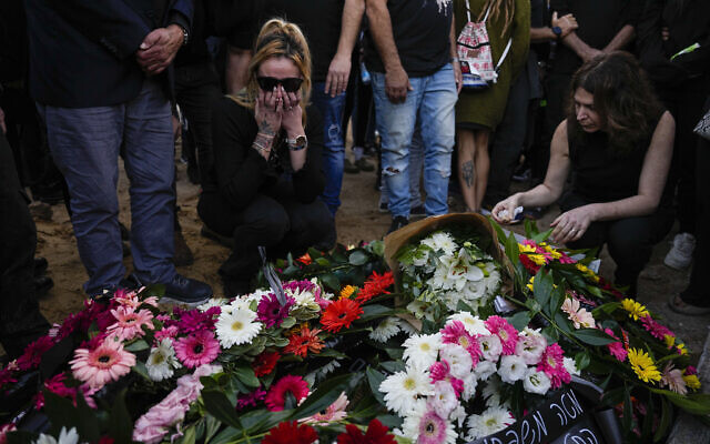 Les obsèques de Shani Gabay à Yokneam, une ville du nord d'Israël, le 23 novembre 2023. (Crédit : AP Photo/Ariel Schalit)