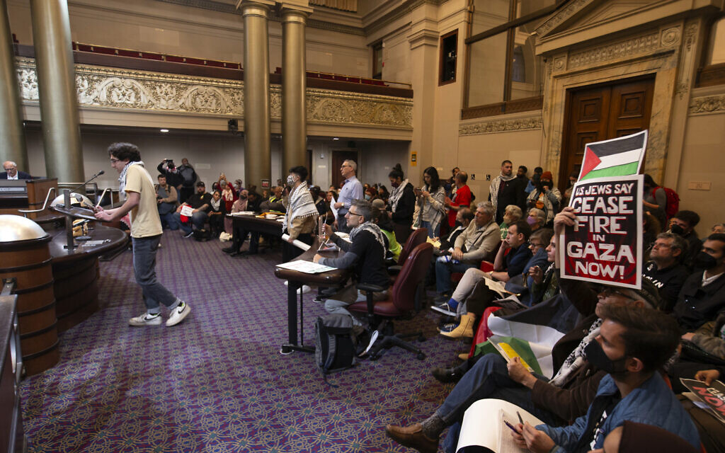 Les membres, lors d'une audience, écoutent les commentaires du public lors d'une session spéciale du Conseil de la ville d'Oakland au sujet d'une résolution appelant au cessez-le-feu immédiat à Gaza à Oakland, en Californie, le 27 novembre 2023. (Crédit :AP Photo/D. Ross Cameron) Les membres, lors d'une audience, écoutent les commentaires du public lors d'une session spéciale du Conseil de la ville d'Oakland au sujet d'une résolution appelant au cessez-le-feu immédiat à Gaza à Oakland, en Californie, le 27 novembre 2023. (Crédit :AP Photo/D. Ross Cameron)