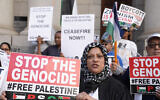 Des manifestants pro-palestiniens et anti-Israël dressant un piquet de grève devant la Haute Cour du Cap, en Afrique du Sud, le 11 janvier 2024. (Crédit : Nardus Engelbrecht/AP)
