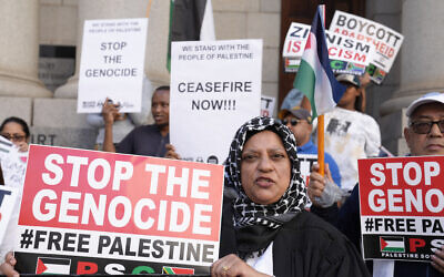 Des manifestants pro-palestiniens et anti-Israël dressant un piquet de grève devant la Haute Cour du Cap, en Afrique du Sud, le 11 janvier 2024. (Crédit : Nardus Engelbrecht/AP)