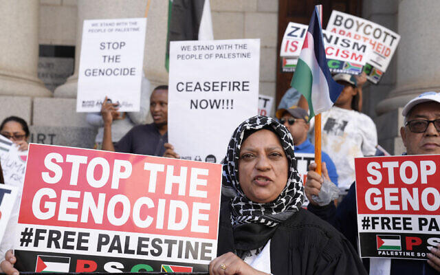 Des manifestants pro-palestiniens et anti-Israël dressant un piquet de grève devant la Haute Cour du Cap, en Afrique du Sud, le 11 janvier 2024. (Crédit : Nardus Engelbrecht/AP) Des manifestants pro-palestiniens et anti-Israël dressant un piquet de grève devant la Haute Cour du Cap, en Afrique du Sud, le 11 janvier 2024. (Crédit : Nardus Engelbrecht/AP)