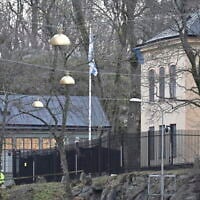 Des policiers près de l'ambassade d'Israël, à Stockholm, en Suède, le 31 janvier 2024. (Crédit : Henrik Montgomery/TT News Agency via AP)