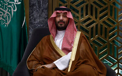 Le prince héritier et Premier ministre saoudien Mohammed ben Salmane rencontrant le secrétaire d'État américain Antony Blinken, hors cadre, à Jeddah, en Arabie saoudite, le 20 mars 2024. (Crédit : Evelyn Hockstein/Pool Photo via AP)