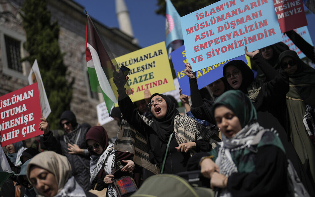 Des manifestants pro-palestiniens et anti-israéliens à Istanbul, en Turquie, le 5 avril 2024. (Crédit : AP Photo/ Khalil Hamra) Des manifestants pro-palestiniens et anti-israéliens à Istanbul, en Turquie, le 5 avril 2024. (Crédit : AP Photo/ Khalil Hamra)