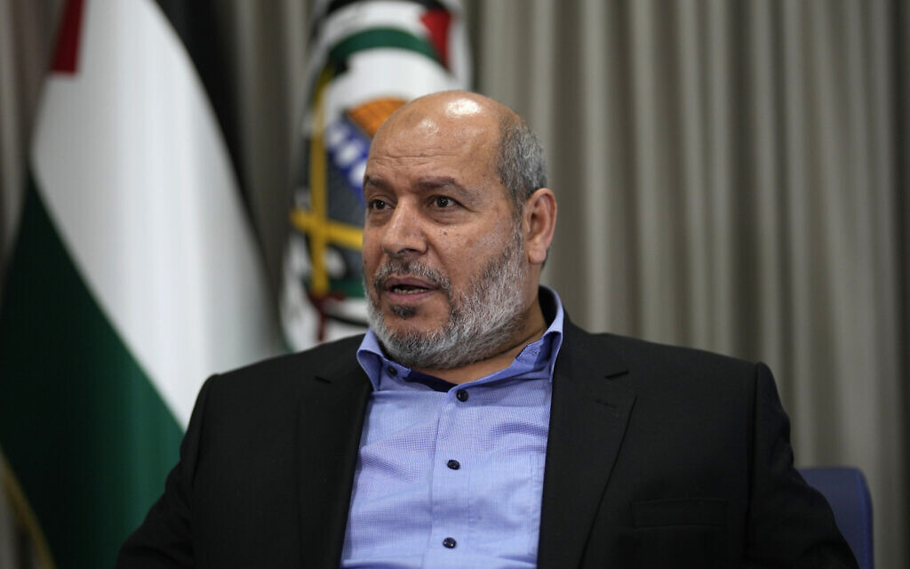 Khalil al-Hayya pendant un entretien avec l'Associated Press à Istanbul, le 24 avril 2024. (Crédit : AP Photo/Khalil Hamra)