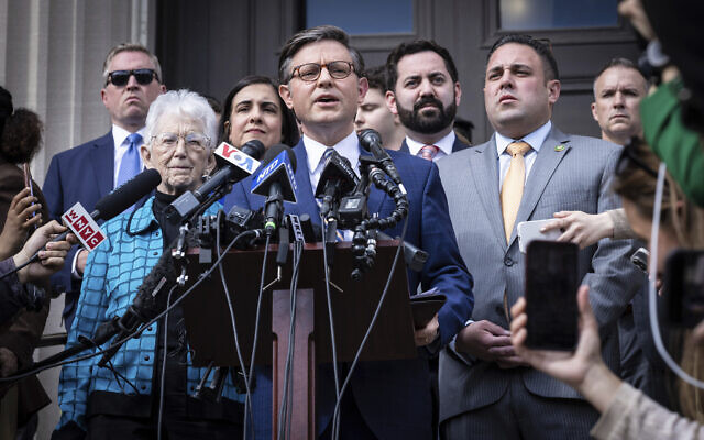 Le président de la Chambre, le républicain Mike Johnson, s'adressant aux médias sur les marches de la Low Library sur le campus de l'université de Columbia, à New York, le 24 avril 2024. (Crédit : AStefan Jeremiah/AP) Le président de la Chambre, le républicain Mike Johnson, s'adressant aux médias sur les marches de la Low Library sur le campus de l'université de Columbia, à New York, le 24 avril 2024. (Crédit : AStefan Jeremiah/AP)