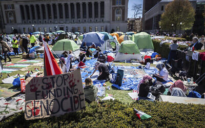 Une pancarte érigée au « Gaza Solidarity Encampment », à l'université de Columbia, à New York, le 22 avril 2024. (Crédit : Stefan Jeremiah/AP)