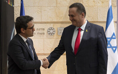 Le ministre israélien des Affaires étrangères, Israel Katz (à droite) serrant la main de son homologue français, Stephane Séjourné, avant leur rencontre, à Jérusalem, le 30 avril 2024. (Crédit : Leo Correa/AP)