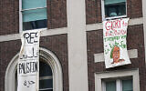 Un manifestant accrochant une banderole à une fenêtre du Hamilton Hall, sur le campus de l'Université de Columbia, à New York, le 30 avril 2024. (Crédit : Mary Altaffer/AP)