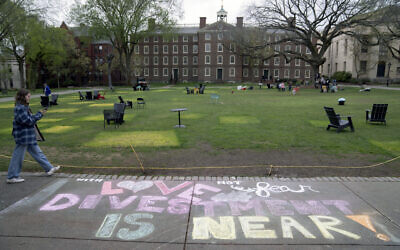 Un message à la craie décorant un trottoir après qu'un campement protestant contre la guerre entre Israël et le Hamas a été démantelé, à l'Université Brown, à Providence, Rhode Island, le 30 avril 2024. (Crédit : David Goldman/AP)