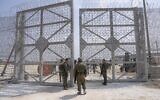 Des soldats israéliens rassemblés à proximité d'un barrage dans une zone d'inspection pour les camions transportant de l'aide humanitaire à destination de la bande de Gaza, du côté israélien du point de passage d'Erez à Gaza, le 1er mai 2024. (Crédit : Ohad Zwigenberg/AP)