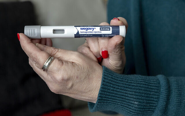 Photo d'illustration : Une femme tient une dose de Wegovy, un médicament utilisé pour la perte de poids à Front Royal, en Virginie, le 1er mars 2024. (Crédit : AP Photo/Amanda Andrade-Rhoades) Photo d'illustration : Une femme tient une dose de Wegovy, un médicament utilisé pour la perte de poids à Front Royal, en Virginie, le 1er mars 2024. (Crédit : AP Photo/Amanda Andrade-Rhoades)