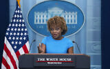 La secrétaire de presse de la Maison-Blanche, Karine Jean-Pierre, s'exprimant lors d'un briefing, à la Maison Blanche, à Washington, le 1er mai 2024. (Crédit : Evan Vucci/AP)