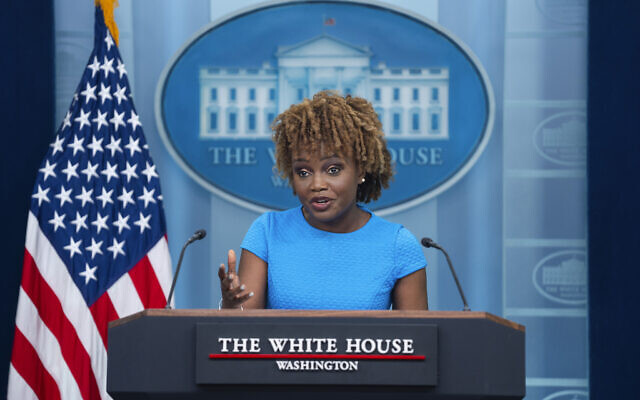 La secrétaire de presse de la Maison-Blanche, Karine Jean-Pierre, s'exprimant lors d'un briefing, à la Maison Blanche, à Washington, le 1er mai 2024. (Crédit : Evan Vucci/AP) La secrétaire de presse de la Maison-Blanche, Karine Jean-Pierre, s'exprimant lors d'un briefing, à la Maison Blanche, à Washington, le 1er mai 2024. (Crédit : Evan Vucci/AP)