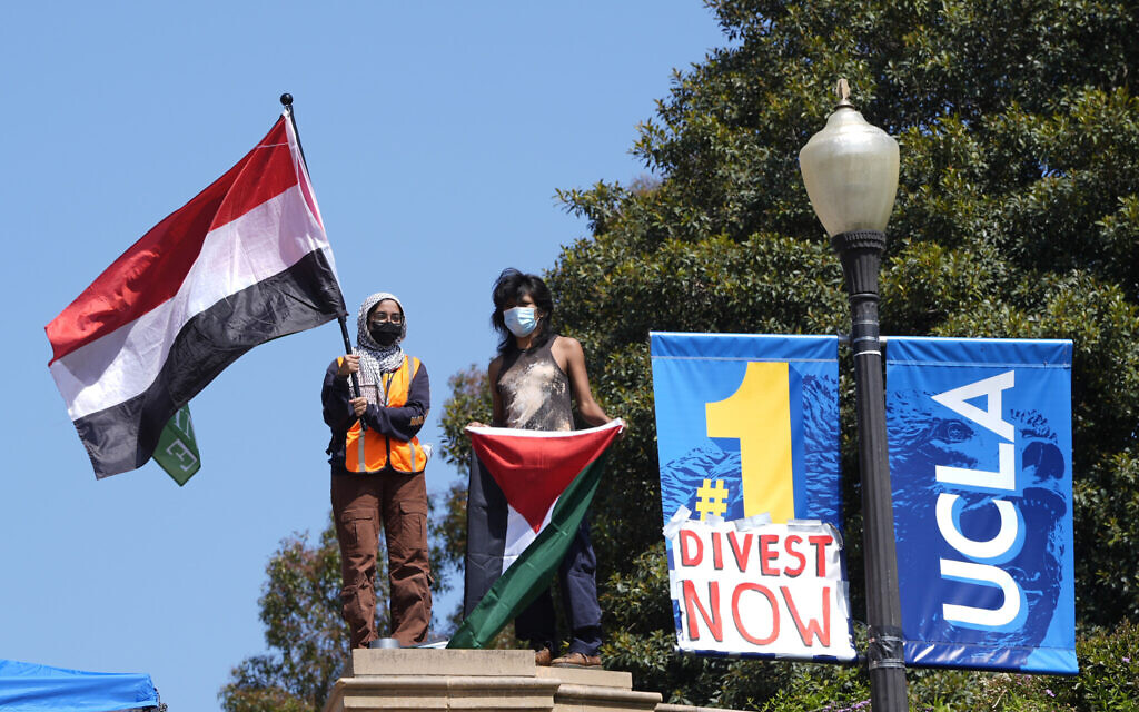 Des manifestantes brandissant des drapeaux yéménites et palestiniens sur le campus de l'UCLA, après des affrontements nocturnes entre des groupes pro-Israël et pro-palestiniens, à Los Angeles, le 1er mai 2024. (Credit : Jae C. Hong/AP)