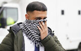 Mohammed Adil, 26 ans, agent de la police du West Yorkshire, accusé d'infractions terroristes pour avoir partagé des messages de soutien au Hamas, quitte le tribunal de Westminster, dans le centre de Londres, le 2 mai 2024. (Crédit : Victoria Jones/PA via AP)