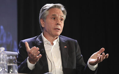 Le secrétaire d'État américain Antony Blinken, au Forum Sedona de l'Institut McCain, à Sedona, en Arizona, le 3 mai 2024. (Crédit : Jake Bacon/AP)