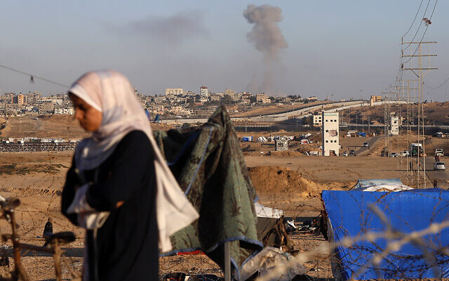 De la fumée s’élevant après une frappe aérienne israélienne sur des bâtiments situés près du mur de séparation entre l'Égypte et Rafah, dans le sud de la bande de Gaza, le 6 mai 2024. (Crédit : Ramez Habboub/AP) De la fumée s’élevant après une frappe aérienne israélienne sur des bâtiments situés près du mur de séparation entre l'Égypte et Rafah, dans le sud de la bande de Gaza, le 6 mai 2024. (Crédit : Ramez Habboub/AP)
