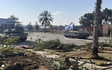 Un tank avec un drapeau israélien entre du côté gazaoui de la frontière avec Gaza, à Rafah, le 7 mai 2024. (Crédit : Armée israélienne via AP)