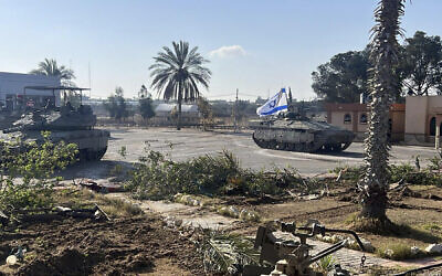Un tank avec un drapeau israélien entre du côté gazaoui de la frontière avec Gaza, à Rafah, le 7 mai 2024. (Crédit : Armée israélienne via AP)