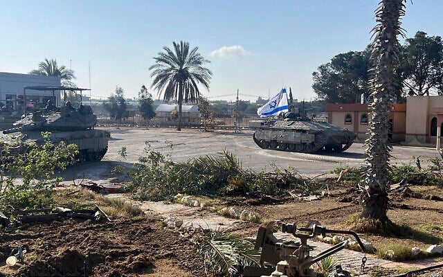 Un tank avec un drapeau israélien entre du côté gazaoui de la frontière avec Gaza, à Rafah, le 7 mai 2024. (Crédit : Armée israélienne via AP) Un tank avec un drapeau israélien entre du côté gazaoui de la frontière avec Gaza, à Rafah, le 7 mai 2024. (Crédit : Armée israélienne via AP)