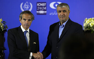 Rafael Grossi, directeur général de l'Organisation internationale de l'énergie atomique (AIEA) (à gauche), et le chef du département iranien de l'énergie atomique, Mohammad Eslami, à l'issue de leur conférence de presse conjointe à Ispahan (Iran), le 7 mai 2024. (Crédit : AP/Vahid Salemi)