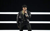Eric Saade interprète la chanson Popular avec un keffieh palestinien au poignet lors de la première demi-finale du Concours Eurovision de la chanson à Malmö, en Suède, le 7 mai 2024. (Crédit : AP Photo/Martin Meissner)