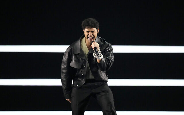 Eric Saade interprète la chanson Popular avec un keffieh palestinien au poignet lors de la première demi-finale du Concours Eurovision de la chanson à Malmö, en Suède, le 7 mai 2024. (Crédit : AP Photo/Martin Meissner) Eric Saade interprète la chanson Popular avec un keffieh palestinien au poignet lors de la première demi-finale du Concours Eurovision de la chanson à Malmö, en Suède, le 7 mai 2024. (Crédit : AP Photo/Martin Meissner)