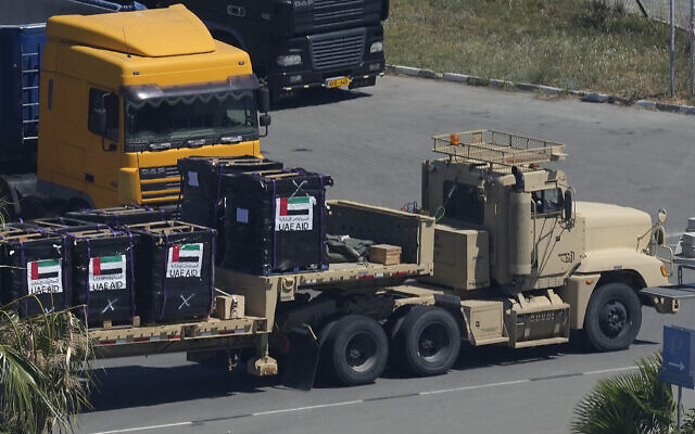 Un camion transportant de l'assistance humanitaire à Gaza se dirige vers le cargo Sagamore qui est amarré au port de Larnaca, à Chypre, le 8 mai 2024. (Crédit : AP Photo/Petros Karadjias)