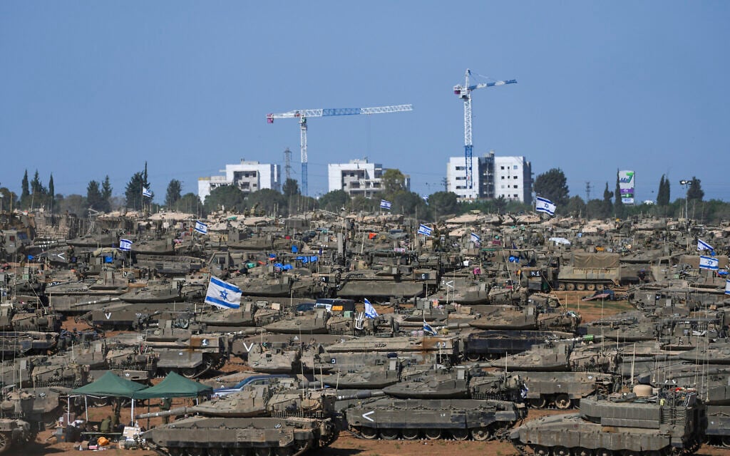 Des soldats israéliens travaillent sur des véhicules militaires blindés sur un terrain près de la frontière israélo-gazaoui, dans le sud d'Israël, le 8 mai 2024. (Crédit : AP/Tsafrir Abayov) Des soldats israéliens travaillent sur des véhicules militaires blindés sur un terrain près de la frontière israélo-gazaoui, dans le sud d'Israël, le 8 mai 2024. (Crédit : AP/Tsafrir Abayov)