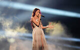 La candidate israélienne Eden Golan interprète la chanson « Hurricane » lors de la répétition générale de la deuxième demi-finale du Concours Eurovision de la chanson à Malmö, en Suède, le 8 mai 2024. (Crédit : Martin Meissner/AP)