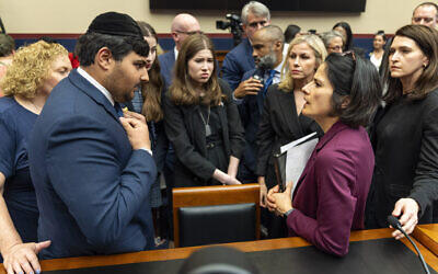 Kobie Talmoud, 16 ans, élève au lycée John F. Kennedy à Silver Spring, Maryland, s'entretenant avec Karla Silvestre, présidente du conseil d'éducation du comté de Montgomery, après une audition sur l'antisémitisme dans les écoles publiques de la maternelle à la Terminale, par la sous-commission de la petite enfance, de l'enseignement élémentaire et secondaire, au Capitole, à Washington, le 8 mai 2024. (Crédit : Jacquelyn Martin/AP)