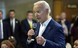 Le président américain Joe Biden rencontrant des bénévoles de sa campagne, au centre communautaire Dr. John Bryant, à Racine, dans le Wisconsin, le 8 mai 2024. (Crédit : Evan Vucci)