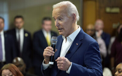 Le président américain Joe Biden rencontrant des bénévoles de sa campagne, au centre communautaire Dr. John Bryant, à Racine, dans le Wisconsin, le 8 mai 2024. (Crédit : Evan Vucci)