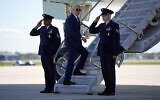 Le président américain Joe Biden monte à bord d'Air Force One sur le tarmac de l'aéroport international Mitchell, le mercredi 8 mai 2024, à Milwaukee. (Crédit : AP Photo/Evan Vucci)