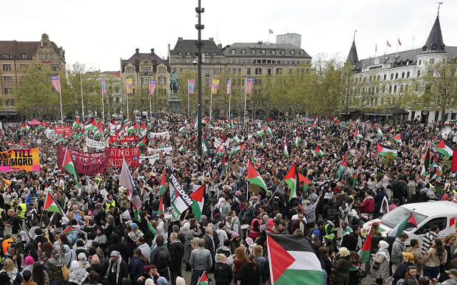 Des manifestants assistant à un rassemblement anti-Israël avant la deuxième demi-finale de l'Eurovision, à Malmö, en Suède, le 9 mai 2024. (Crédit : Martin Meissner/AP) Des manifestants assistant à un rassemblement anti-Israël avant la deuxième demi-finale de l'Eurovision, à Malmö, en Suède, le 9 mai 2024. (Crédit : Martin Meissner/AP)