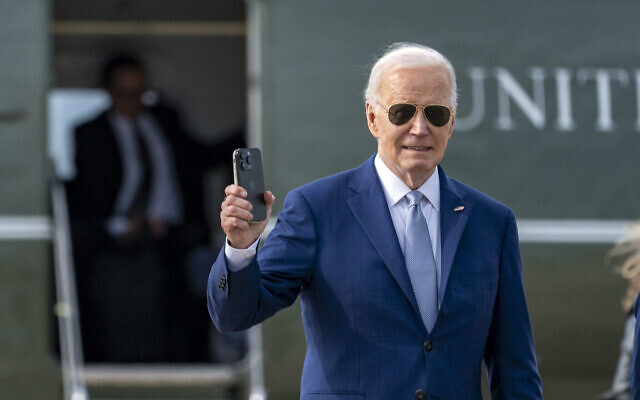 Le président Joe Biden avant d'embarquer à bord d'Air Force One à la base aérienne Andrews, dans le Maryland, le 9 mai 2024. (Crédit : AP/Alex Brandon) Le président Joe Biden avant d'embarquer à bord d'Air Force One à la base aérienne Andrews, dans le Maryland, le 9 mai 2024. (Crédit : AP/Alex Brandon)