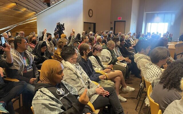 Partisans pro-palestiniens et anti-israéliens ont assisté à une réunion du conseil d'administration de l'Université du Minnesota, le vendredi 10 mai 2024 à Minneapolis, pour exiger le désinvestissement des entreprises qui profitent de la guerre entre Israël et le Hamas. (Crédit : AP Photo/Trisha Ahmed) Partisans pro-palestiniens et anti-israéliens ont assisté à une réunion du conseil d'administration de l'Université du Minnesota, le vendredi 10 mai 2024 à Minneapolis, pour exiger le désinvestissement des entreprises qui profitent de la guerre entre Israël et le Hamas. (Crédit : AP Photo/Trisha Ahmed)
