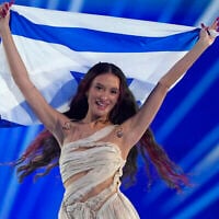 L'Israélienne Eden Golan entrant dans l'arène lors du défilé des drapeaux avant la Grande Finale du concours annuel de la chanson Eurovision, à Malmö, en Suède, le 11 mai 2024. (Crédit : Martin Meissner/AP)