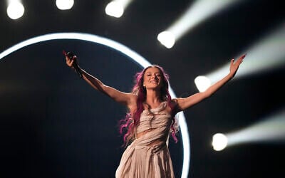 Eden Golan chante la chanson "Hurricane" pour Israël pendant la finale de l'Eurovision à Malmo, en Suède, le 11 mai 2024. (Crédit : AP Photo/Martin Meissner)