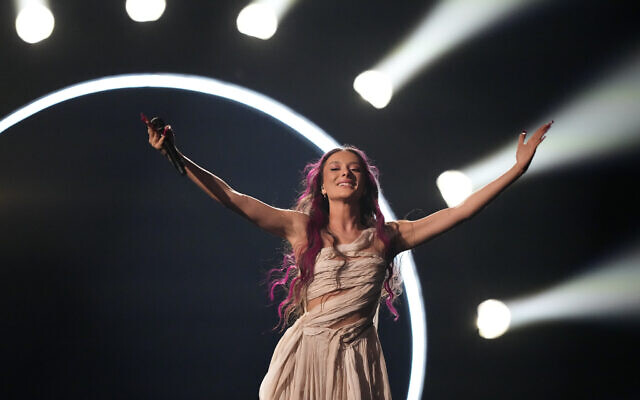 Eden Golan chante la chanson "Hurricane" pour Israël pendant la finale de l'Eurovision à Malmo, en Suède, le 11 mai 2024. (Crédit : AP Photo/Martin Meissner)