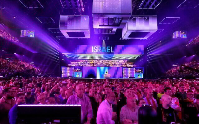 Photo d'illustration : Le jury israélien fait part de son vote pendant la finale de l'Eurovision à Malmo, en Suède, le 11 mai 2024. (Crédit : AP Photo/Martin Meissner) Photo d'illustration : Le jury israélien fait part de son vote pendant la finale de l'Eurovision à Malmo, en Suède, le 11 mai 2024. (Crédit : AP Photo/Martin Meissner)