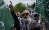 Des manifestants scandant des slogans lors d'une manifestation anti-Israël devant le consulat des États-Unis, à Istanbul, en Turquie, le 12 mai 2024. (Crédit : Khalil Hamra/AP)