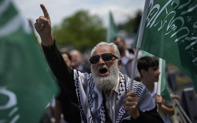 Des manifestants scandant des slogans lors d'une manifestation anti-Israël devant le consulat des États-Unis, à Istanbul, en Turquie, le 12 mai 2024. (Crédit : Khalil Hamra/AP) Des manifestants scandant des slogans lors d'une manifestation anti-Israël devant le consulat des États-Unis, à Istanbul, en Turquie, le 12 mai 2024. (Crédit : Khalil Hamra/AP)