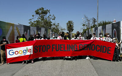 Des manifestants portent une banderole et bloquent l'entrée de la conférence Google I/O à Mountain View, en Californie, le 14 mai 2024. (Crédit : AP Photo/Terry Chea)